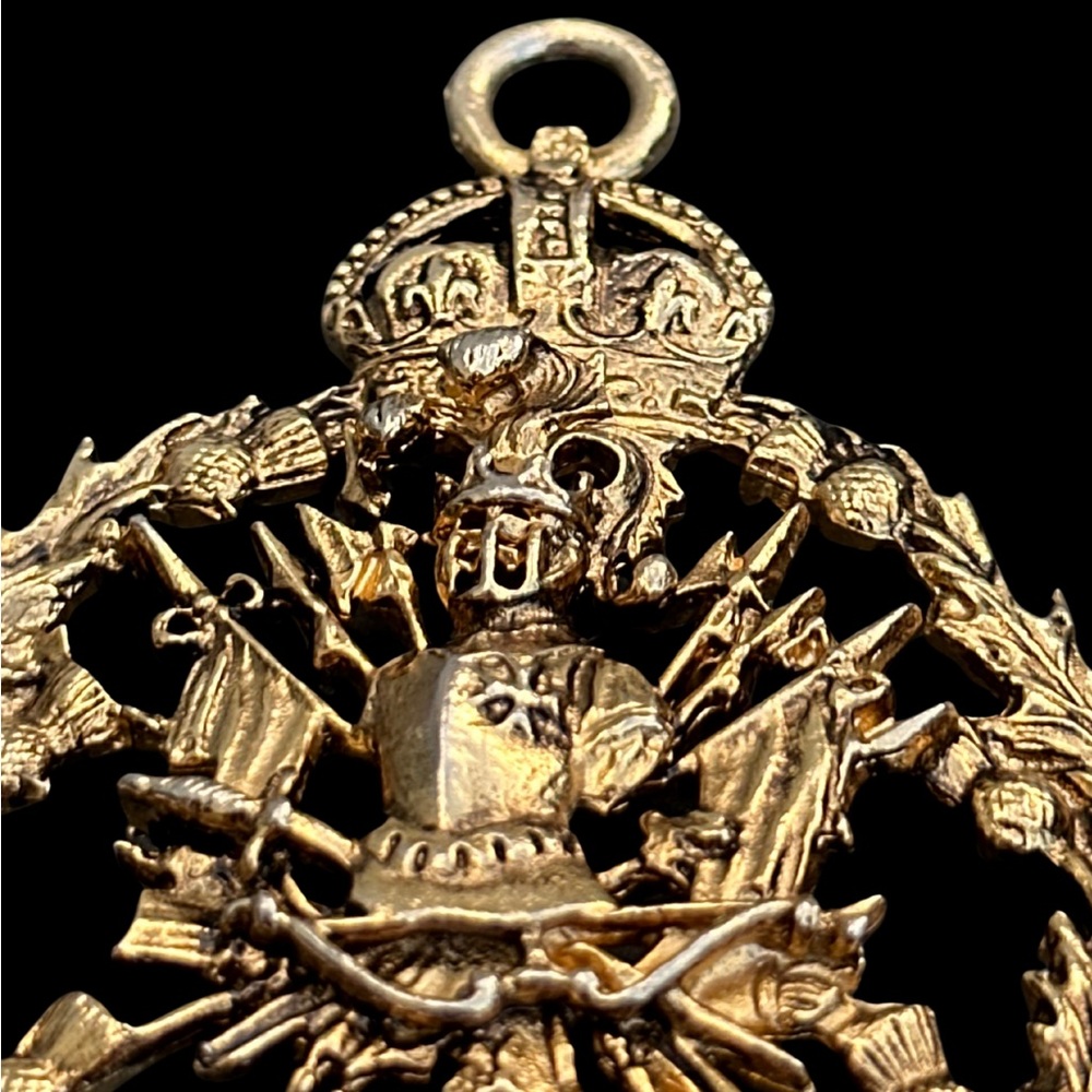 Coro Coat of Arms Pendant Gold Toned - Picture 5 of 6